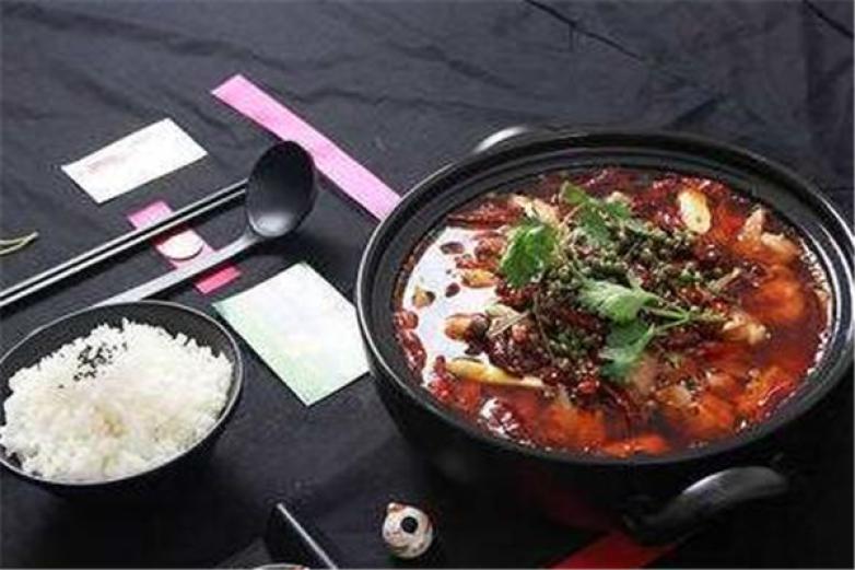 萌小艾酸菜鱼米饭